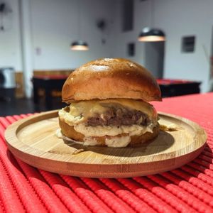 imagem do produto CHEESE BURGUER + BATATA 