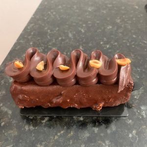 imagem do produto BROWNIE DE CHOCOLATE COM COBERTURA DE GANACHE MEIO AMARGA E AVELÃS TORRADOS 