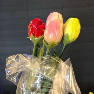 imagem do produto BUQUÊ DE ROSAS, TULIPAS E BOMBONS ESPECIAIS
