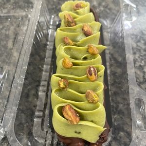 imagem do produto BROWNIE DE CHOCOLATE COM COBERTURA DE PISTACHE E PISTACHES TORRADOS 
