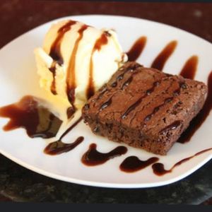 imagem do produto BROWNIE COM SORVETE E CALDA