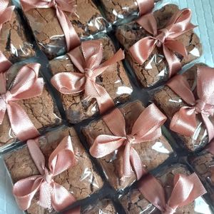imagem do produto Brownie recheado tamanho 4×4, embalado no celofane.