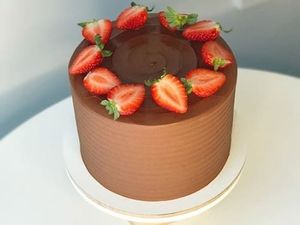 imagem do produto Bolo de festa - Ganache com morangos