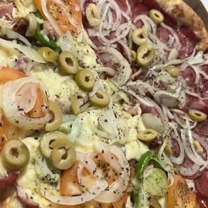 imagem do produto pizza meia a moda da casa meia calabresa