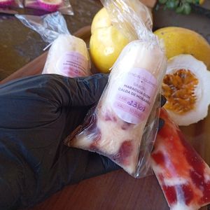 imagem do produto Dindin Gourmet de Maracujá com Calda de Morango 