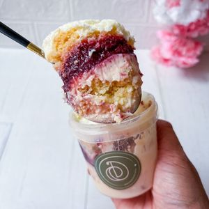 imagem do produto Potinho de 4 leites com frutas vermelhas.