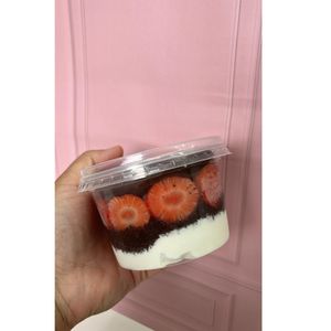 imagem do produto Bolo no pote (Chocolate c/ ninho e morangos) 