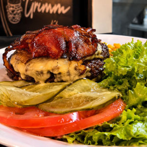 imagem do produto Carne no prato com salada e bacon