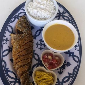 imagem do produto COMERCIAL/MARMITA COM ARROZ E PEIXE FRITO TUCUNARE