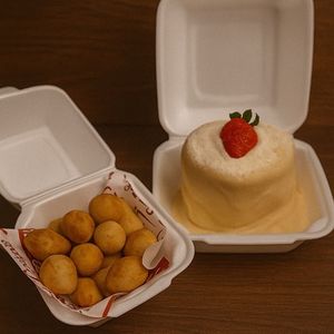 imagem do produto Combo do casal apaixonado bolo mini vulcão P + 20 salgados + 2 cola-cola Original 250 ml.