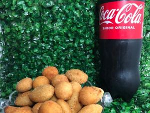 imagem do produto Combo 30 mini salgados + Coca-Cola Original de 1 litro ou Guaraná Antártica
