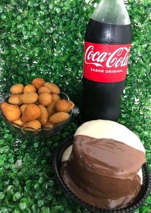 imagem do produto Combo da família  Brasileira bolo mini vulcão M + 20 salgados + Coca-Cola Original 1 L