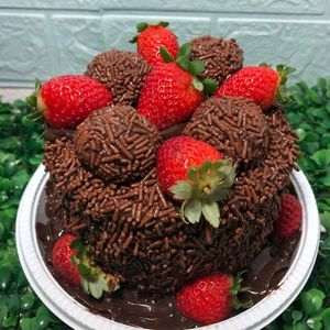 imagem do produto Bolo vulcão sensação - Brigadeiro com Morangos 