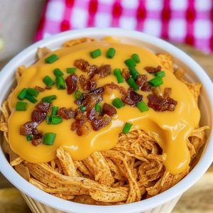 imagem do produto Batata no pote de Frango com cheddar e bacon finalizado com cebolinha 