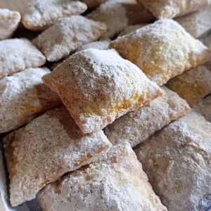 imagem do produto COMBO MINI PASTÉIS DE CARNE COM AÇÚCAR REFINADO E CANELA 