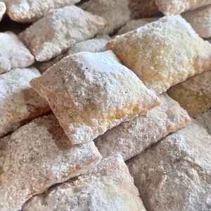 imagem do produto COMBO MINI PASTÉIS DE CARNE COM AÇÚCAR REFINADO E CANELA 