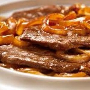 imagem do produto Bife de pernil acebolado c/ macarronese