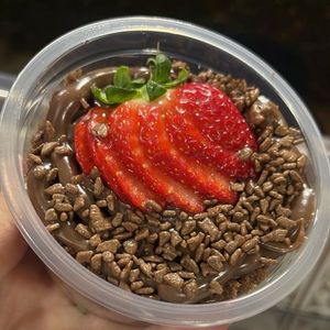 imagem do produto Bolo de brigadeiro com morango. 