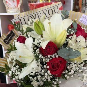 imagem do produto Buquê I Love you - Lançamento - rosas vermelhas + lírios brancos  