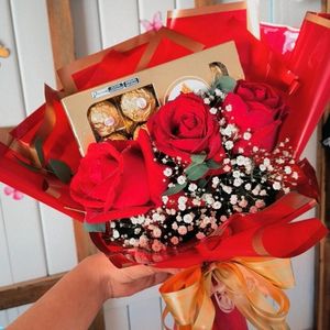 imagem do produto Buquê luxo com 03 rosas + Ferrero Rocher | Embalagem Vermelha