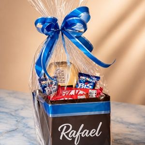 imagem do produto Box luxo Black com Ferrero Rocher - bis extra e kit Kat - acompanha nome personalizado 