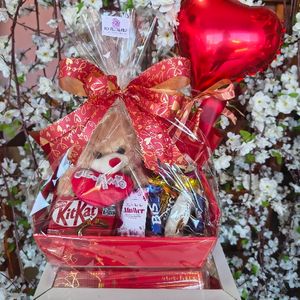 imagem do produto Cesta amo você ( urso + chocolates variados lacta + balão de coração+ kit Kat )