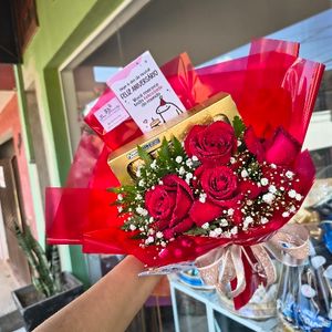 imagem do produto Buquê 4 Rosas + Ferrero Rocher + placa de feliz aniversário 
