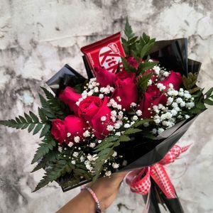 imagem do produto Buquê Black 05 rosas vermelhas + kit Kat