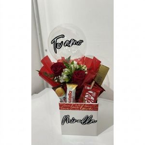 imagem do produto Box super luxo ( arranjo de flores / balão transparente personalizado/ Ferrero Rocher / 02 kit Kat / 02 Nutella b-ready) nome personalizado na box , você pode alterar a cor da personalização/