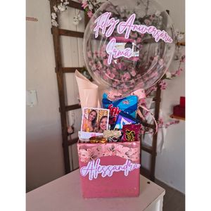 imagem do produto Box luxo quadrada ( balão transparente personalizado / chocolates lacta / coca / Ruffles/ Foto Polaroid/ acompanha embalagem e personalização da caixa box e balão