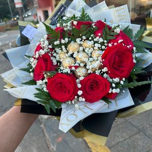 imagem do produto Buquê Super Luxo - I Love You - 09 rosas vermelhas+ 08 Ferrero Rocher ( estilo coreano )