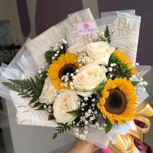 imagem do produto Buquê com 5 rosas brancas + 🌻 03 girassol