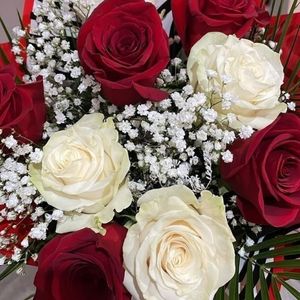 imagem do produto Buquê de 8 rosas vermelhas/ branca