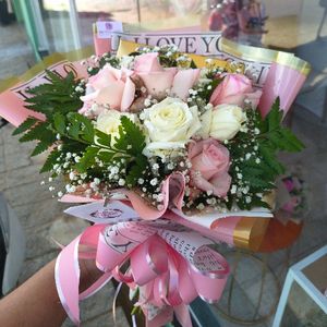 imagem do produto Buquê Luxo 08 rosas ( branca e rosé ) + Ferrero Rocher de 8 unidades