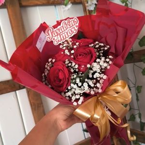 imagem do produto Buquê especial com 04 rosas vermelhas| placa Parabéns amor ❤️