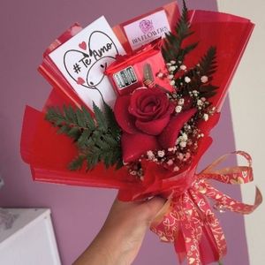 imagem do produto Mine Buquê 01 Rosa luxo vermelha + kit Kat  + Flork te amo 
