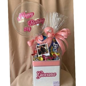 imagem do produto Box luxo quadrada |  Ruffles/ bis / coca refrigerante/ chocolates lacta/ cartão personalizado + foto Polaroid + balão transparente ( acompanha personalização na box e no balão favor enviar a escrita na caixa de observação para a preparação da personalização) . ( Feminina ) 
