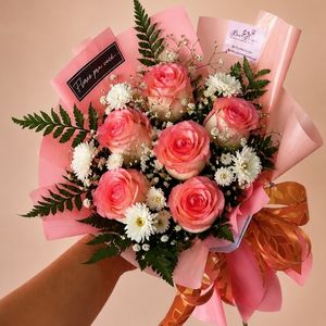 imagem do produto Buquê 06 rosas rosé delicadas embalagem rosa 🩷