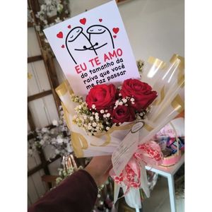 imagem do produto BUQUÊ FLORK COM 03 ROSAS VERMELHAS E EMBALAGEM BRANCA PERSONALIZADO COM DESENHO DO FLORK : Eu te amo do tamanho da raiva que você me faz passar 😍