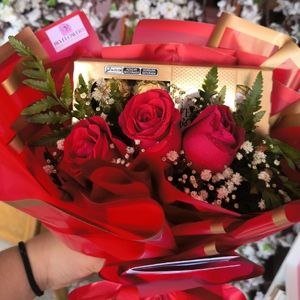 imagem do produto Buquê luxo com 03 rosas + Ferrero Rocher | Embalagem Vermelha