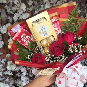 imagem do produto Buquê 03 rosas vermelhas + Ferrero Rocher com 08 unidades+ 02 kit Kat