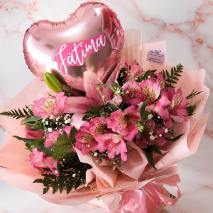 imagem do produto Buquê astromélias rosa + 1 lírio + balão de coração personalizado com nome