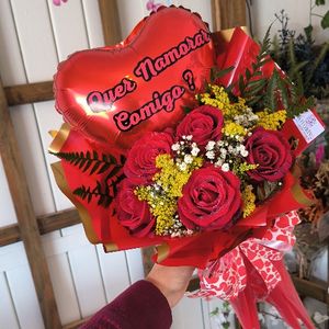 imagem do produto Buquê romântico luxo " quer namorar comigo ? " Personalizado acompanha balão de coração+ 05 rosas vermelhas românticas . 