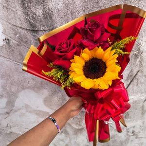 imagem do produto Buquê de 01 girassol com 2 rosas vermelhas embalagem vermelha