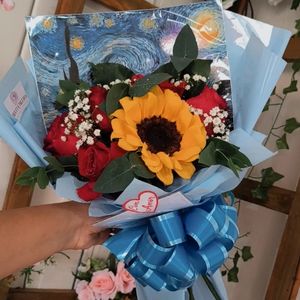 imagem do produto Buquê van Gogh 05 rosas + 01 girassol ( embalagem azul)