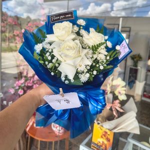 imagem do produto Buquê blue Lançamento - 03 rosas brancas 