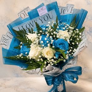 imagem do produto Buquê luxo 10 rosas ( brancas e azul )