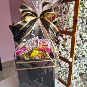 imagem do produto Box especial Black - chocolates variados lacta + 02 fotos polaroid