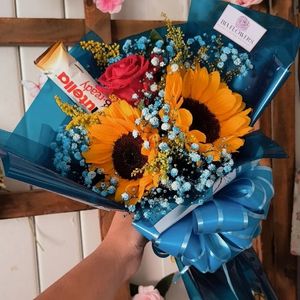 imagem do produto Buquê 02 girassol+ 01 rosa vermelha + Nutella b-ready embalagem azul