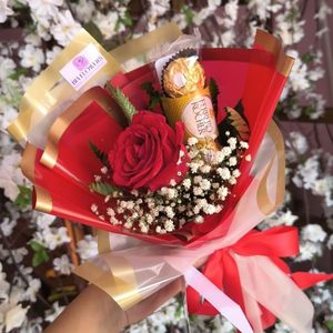 imagem do produto Buquê Luxo 01 rosa vermelha + Ferrero Rocher com 03 unidades